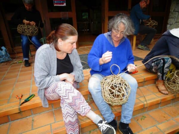 Patricia Brangeon (à dr) instruit les stagiaires sur l'art délicat et bucolique de la vannerie sauvage.
