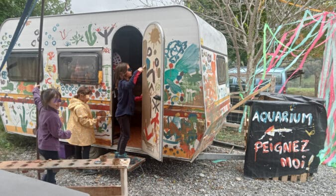 Ce fut un très beau moment ce jour là ponctué de jeux, de chasse aux trucs dans le village avec les enfants, le tout partagé dans une ambiance joyeuse, des discussions, d’échanges chaleureux autour des tables pendant le repas.