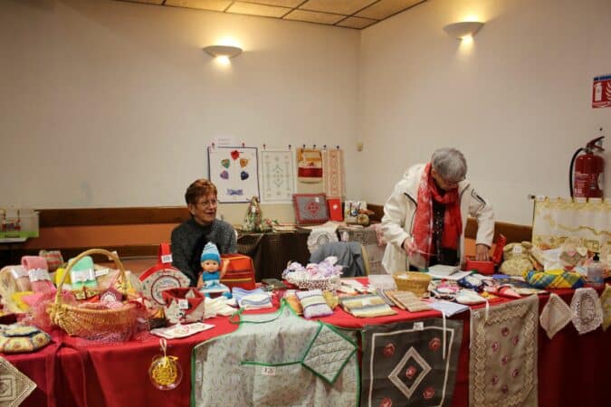 Une superbe exposition de créations en tissu et dentelles, avec l'association De Fil en Aiguille à Ciadoux. (coprésidente Andrée Larrieux au centre)