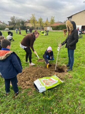 Six arbres fruitiers ont été plantés dans le cadre de l'opération Un enfant un arbre, à L'Isle en Dodon.