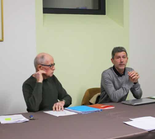 Gabriel Amiel (à g) maire de Montmaurin, et Kalle Palandjian de la Sté Enoé Solis, lors de la concertation publique sur le projet de centrale photovoltaïque.