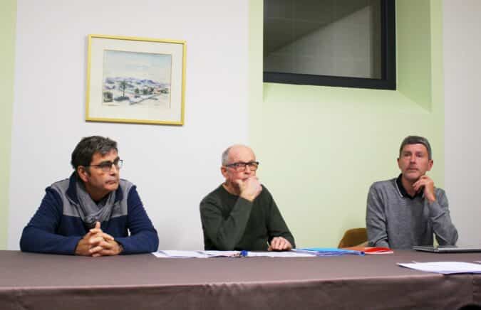 Les élus et l'entreprise ENOE SOLIS qui porte le projet de la centrale, face aux Montmaurinois lors de la concertation publique du 23 novembre.