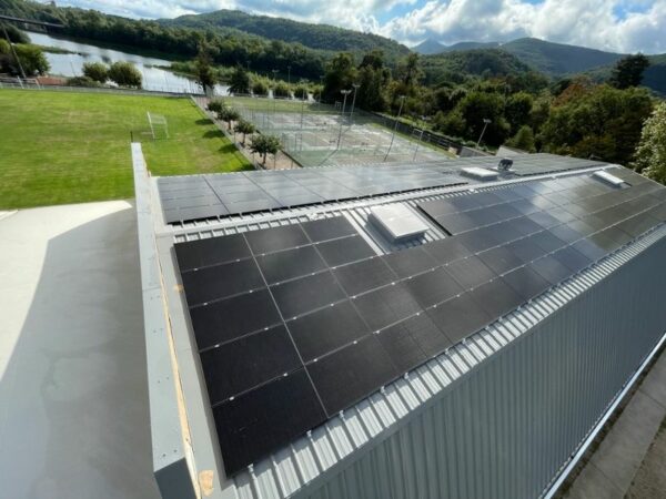 Installation de panneaux photovoltaïques sur la toiture du gymnase