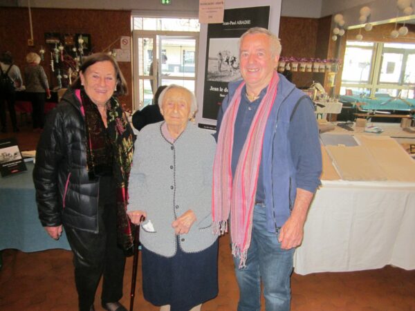 , ce fut un grand moment de convivialité, d’échanges, de retrouvailles amicales. Marie Bonzom avec ses 104 ans et l’œil vif était présente accompagnée de sa fille à l’occasion des dédicaces du livre de Jean-Paul Abadie