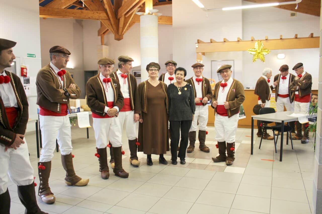 Concert au profit du Téléthon avec les Chanteurs du Comminges invités par les Cheveux d'Argent (au bout à dr A.M. Wetzler présidente des Cheveux d'Argent).