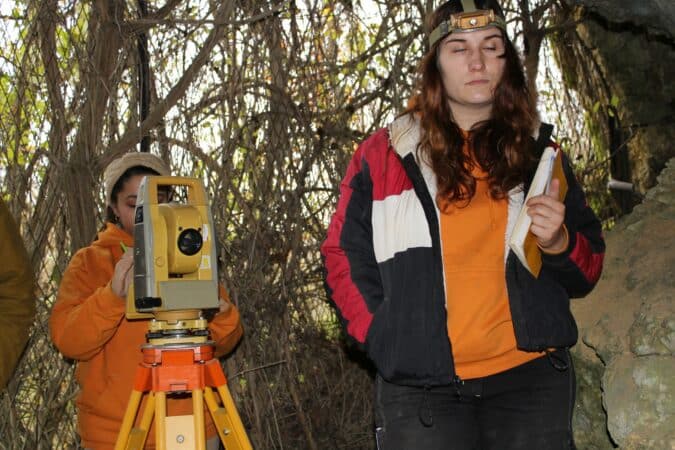 Les étudiants de l'équipe d'Amélie Vialet sur le site des fouilles à Coupe-Gorge.