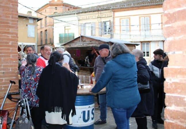 Convivialité autour de la restauration sur place au marché de Noël de L'Isle en Dodon.