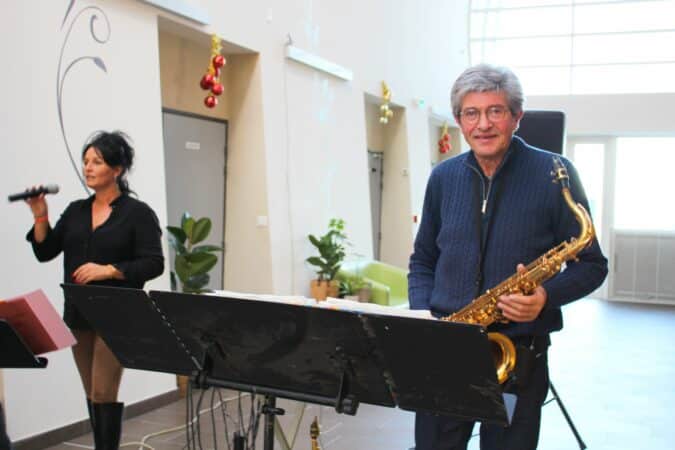 Le duo Sax et Voix a animé le marché de noël de l'Ehpad à Boulogne.