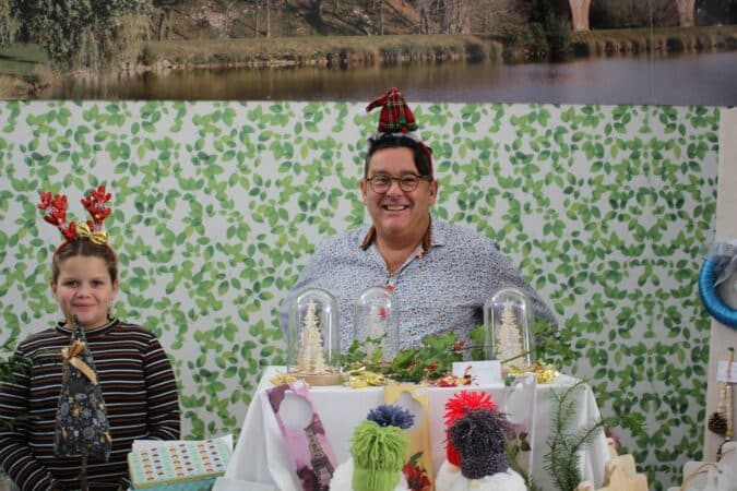 Gilles Souverville, cadre de santé, et Jade, lors du marché de noël de l'EHPAD à Boulogne.