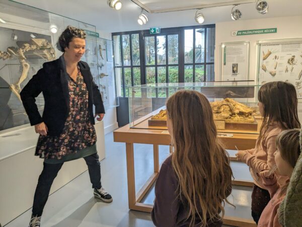 Petits et grands subjugués par le spectacle contré de Camille Chabert au Musée archéologique de Montmaurin. (photo musée)