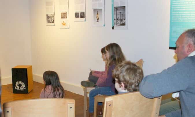 Petits et grands subjugués par le spectacle contré de Camille Chabert au Musée archéologique de Montmaurin.