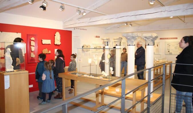 Une visite des collections du musée archéologique de Montmaurin avant de passer à l'atelier sur les jeux de société des Romains.