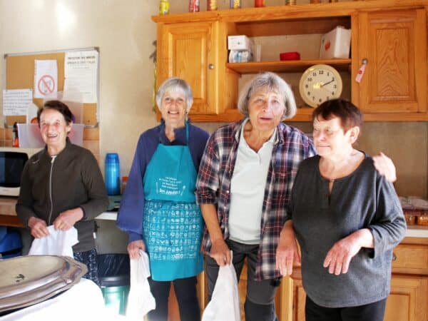 Les bénévoles et le cordon-bleu (à dr) Mme Ferrara, pour le repas du Téléthon (au fond à la plonge le maire de Saint Loup Denis Bouzigues).