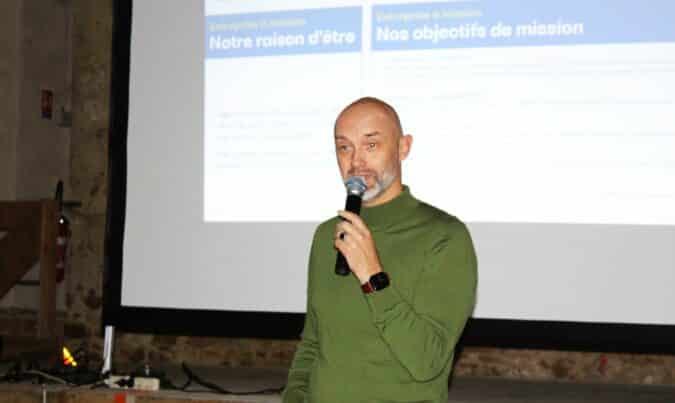 Stéphane Lesénéchal, directeur territorial Enedis 31, à Alan lors de la réunion avec les élus.