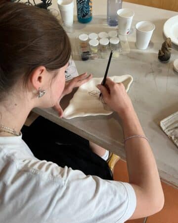 Étudiante en décoration sur céramique, Maëlys participera aux JEMA
