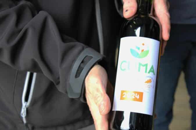 La Fédération des Cuma 31 a distribué des bouteilles de vin personnalisées pour les 60 ans de la Cuma des 3 coteaux.