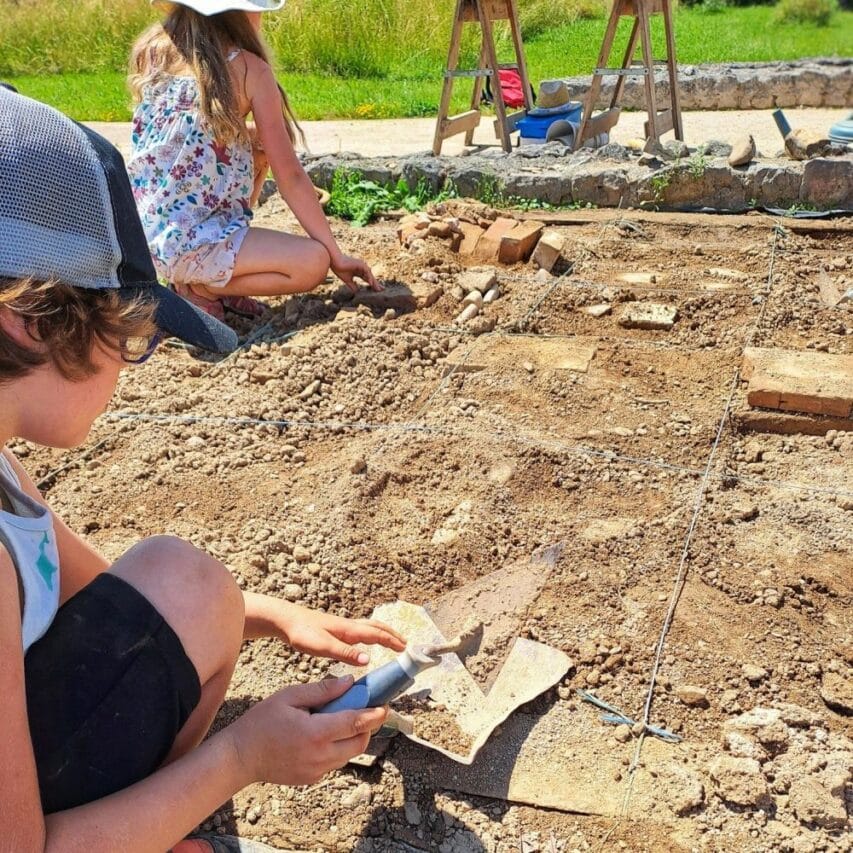 Des vacances pour s'amuser tout en apprenant, avec l'atelier de fouilles au Musée archéologique de Montmaurin.