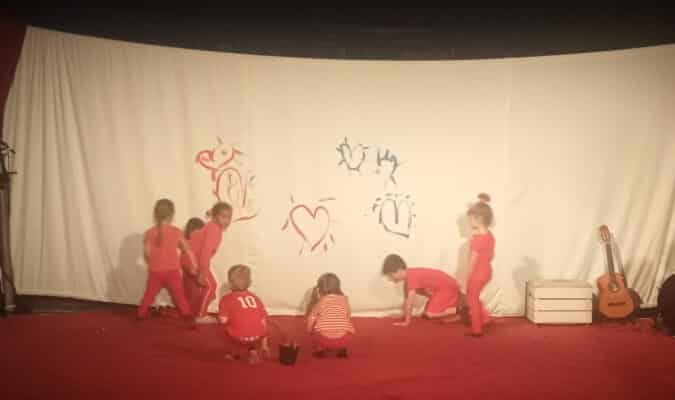 Les meneurs de jeu Kati Pikkarainen & Victor Cathala les créateurs du concept du cirque Aital ont conduit les performances des enfants avec une discrétion pertinente, portés par deux musiciens excellents (Helmut Nünning et Hugo Piris