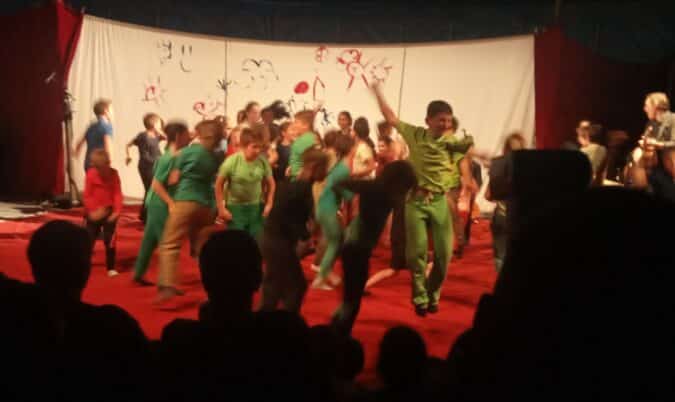 Les meneurs de jeu Kati Pikkarainen & Victor Cathala les créateurs du concept du cirque Aital ont conduit les performances des enfants avec une discrétion pertinente, portés par deux musiciens excellents (Helmut Nünning et Hugo Piris