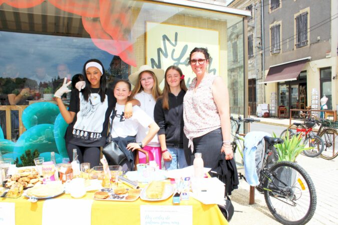 Pour financer le bal de fin d'année, les 3èmes du collège d'Aurignac vendent leurs pâtisseries maison.