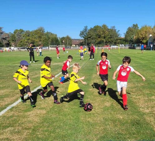 En juin, filles et garçons peuvent venir essayer le foot à l'école Save-Gesse de Boulogne.