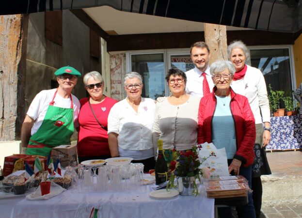 Le comité de jumelage avec Godega di Sant Urbano en Vénitie tenaient un stand de produits gastronomiques italiens, au bénéfice de leur association. Un succès.