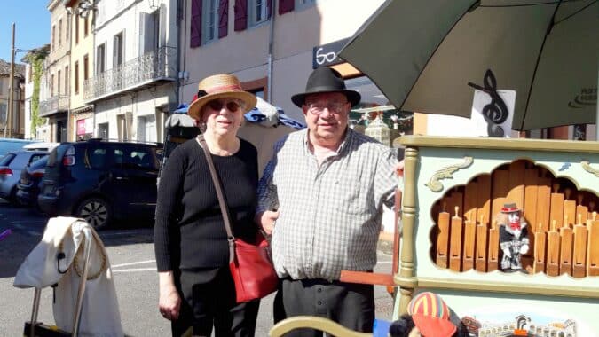 Les Manivelles Occitanes ont enchanté le marché de l'Isle-en-Dodon avec leurs ritournelles à l'orgue de Barbarie. (Marie-Claude et Bernard Taillefer).