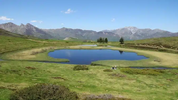 Après l'effort, le réconfort au bord du lac de Soum.