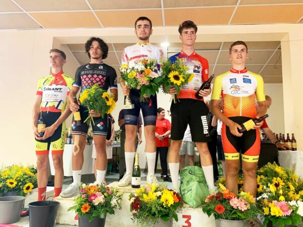 Le podium des jeunes cyclistes de la Boucle des Coteaux du Comminges de Saman.