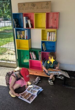 La belle réalisation des enfants de l'ALAE à Boulogne, une cabane à livres.