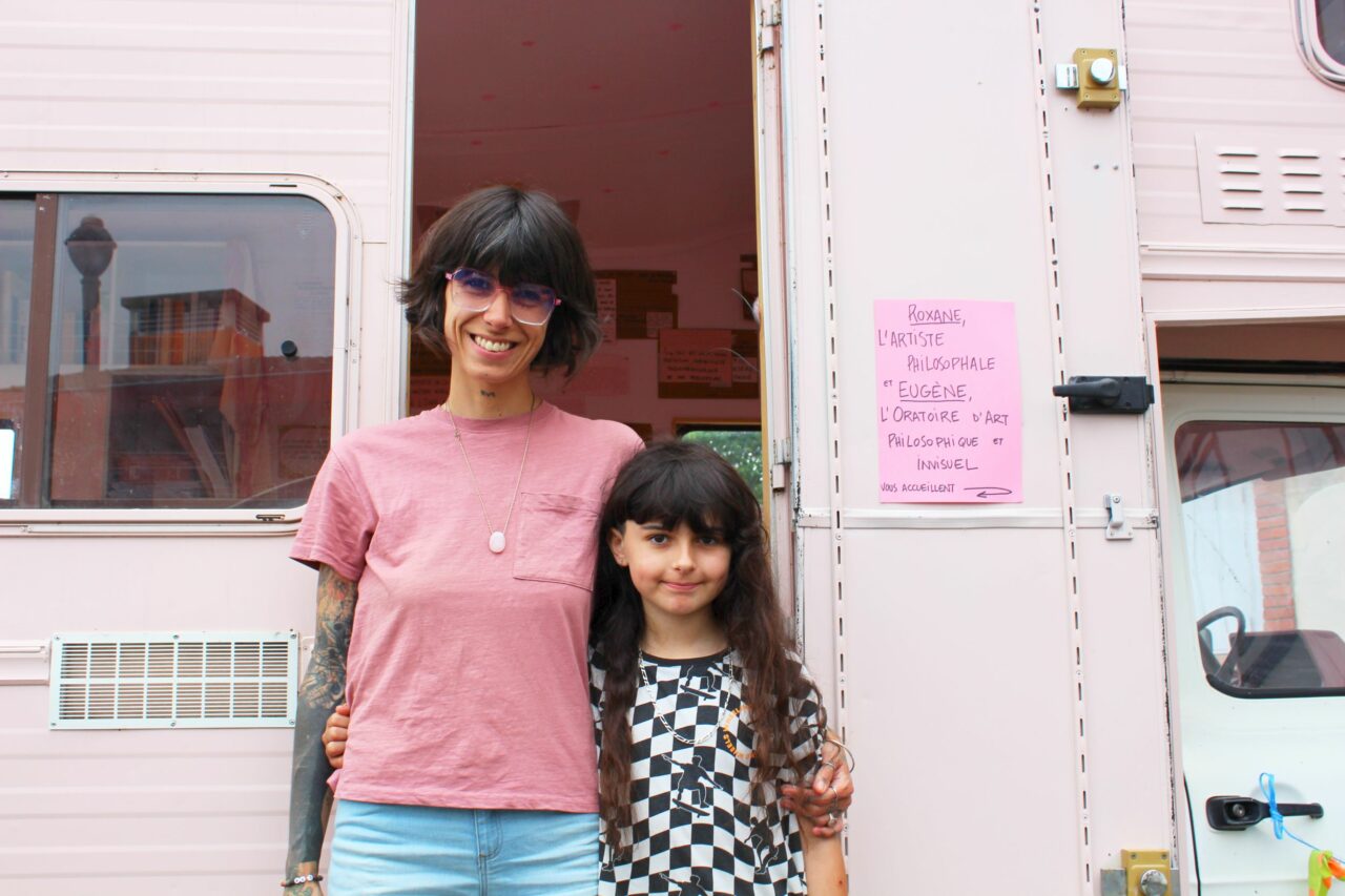 Roxane Vidalon (ici avec sa fille Liv) avec Eugène le camping-car, parcourt les territoires pour diffuser sa vision philosophale de l'art.