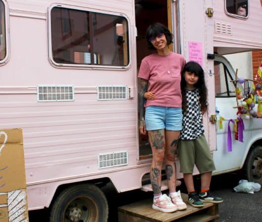 Roxane Vidalon (ici avec sa fille Liv) avec Eugène le camping-car, parcourt les territoires pour diffuser sa vision philosophale de l'art.