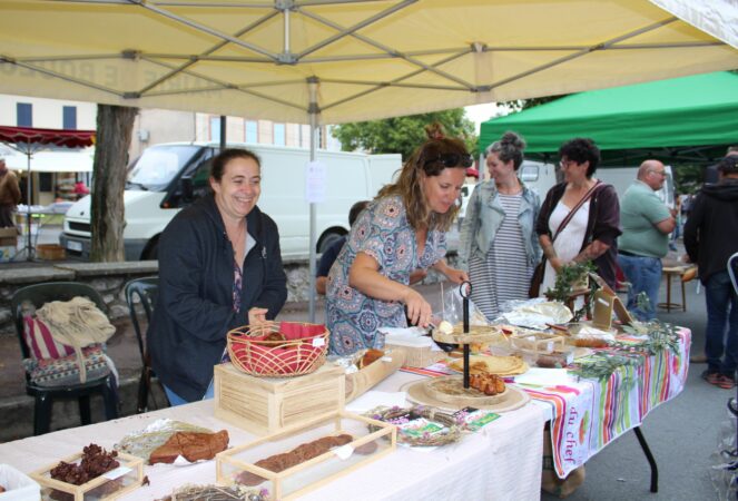 Les mamans de l'Association des Parents d'élèves des écoles de Boulogne jouent aux marchandes pour les enfants. La vente de gâteaux financera les sorties scolaires.