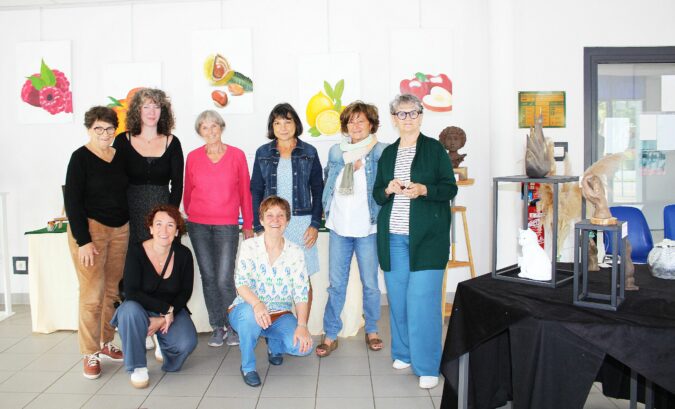 Une partie des membres de l'Atelier lors de l'exposition annuelle (à dr Élisabeth Servant la présidente).