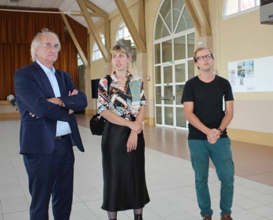 Lors du vernissage de l'expo Le Musée des voisins, le maire de Castelnau Bernard Verdier, Chloé Mouth chargée de projet à la mairie, Théo Michel-Bechet artiste réalisateur de courts-métrages.
