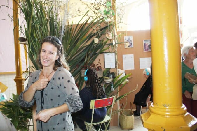 Vernissage de l'exposition Le Musée des Voisins à Castelnau. (Audrey David, une des participantes du projet)