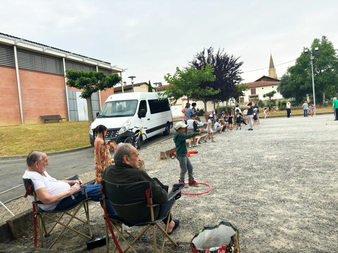 La pétanque, un jeu intergénérationnel pratiqué par les enfants de l'école élémentaire et les aînés de l'Ehpad à Boulogne, un moment de partage et de bonheur.