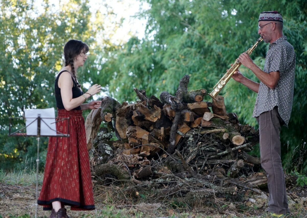 "L'air et les songes", C'est la rencontre entre Dirk Vogeler, saxophoniste improvisateur et Natacha Brouat, chanteuse lyrique, poète et danseuse.