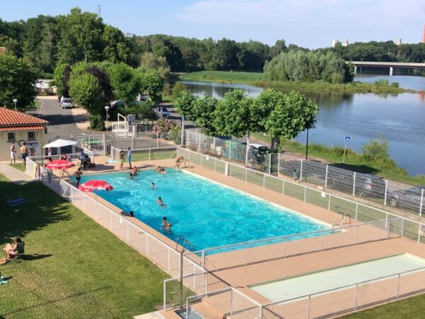 La piscine est située tout près du lac de Boussens