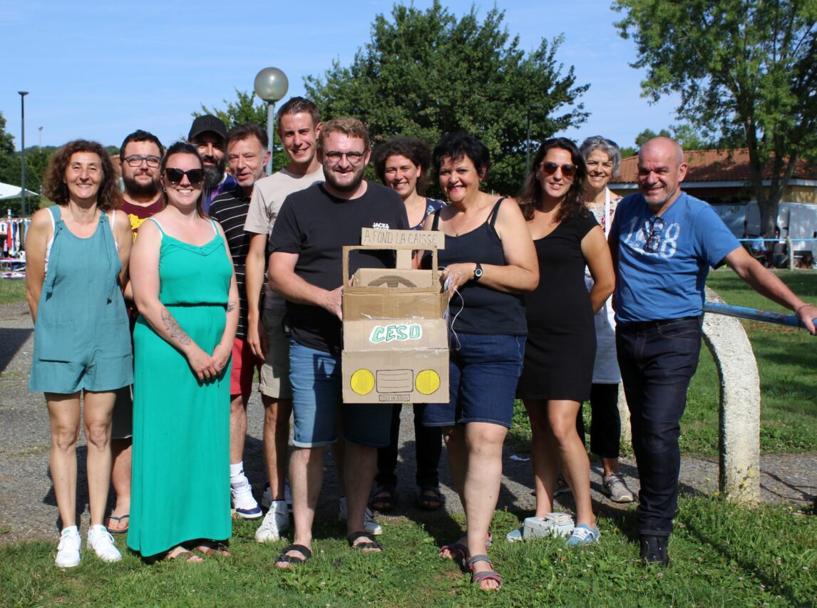 L'équipe de Caisses En Save'on lors du vide-greniers du 14 juillet. Ambiance et convivialité au programme !