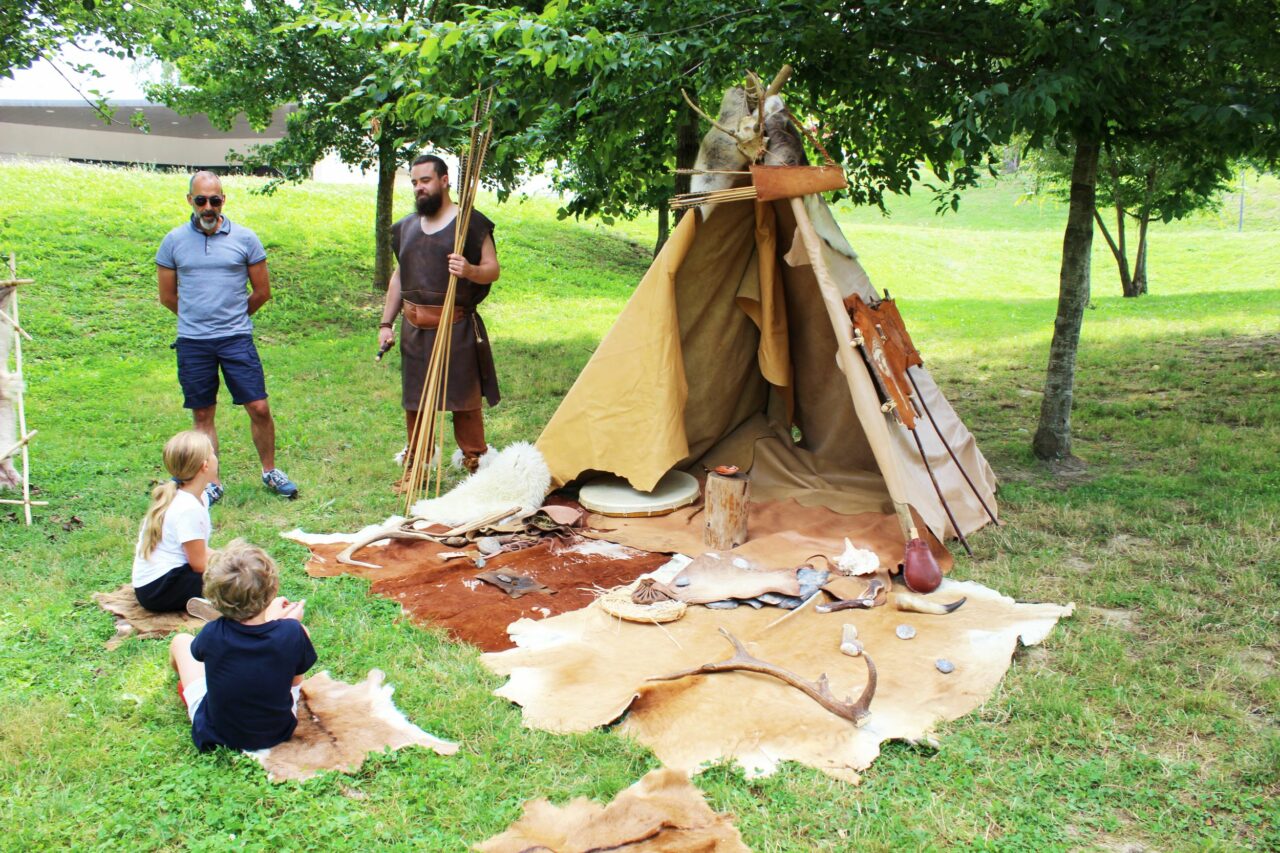 Le campement préhistorique de Sapiens Origines a pris ses quartiers au musée de l'Aurignacien.