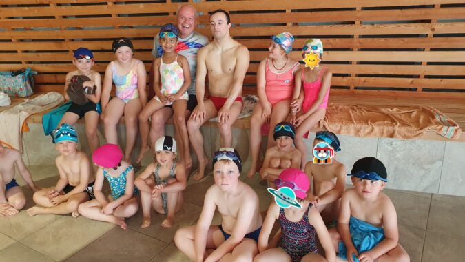 La belle rencontre des enfants de l'école de Ciadoux à la piscine de Saint-Gaudens, avec le champion de para-natation Cédric Matilla.
