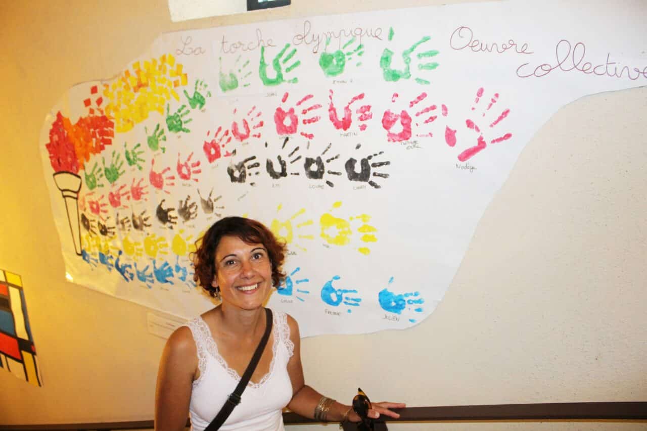 Esther Doya, directrice de l'école maternelle de Monléon, présente les oeuvres des petits écoliers, exposées dans la chapelle.