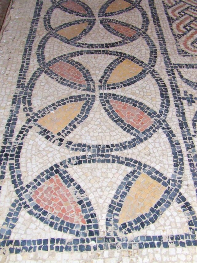 Un programme riche pour passer un été ludique et culturel avec les sites et musée archéologiques de Montmaurin. (mosaïque de la Hillère -détail)