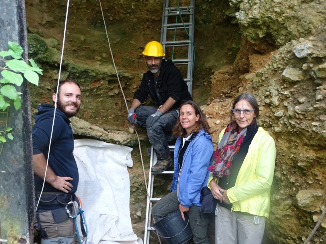 Amélie Vialet (3ème en partant de la gauche) fera visiter la grotte de Coupe-gorge en cours de fouilles. Sur inscription.