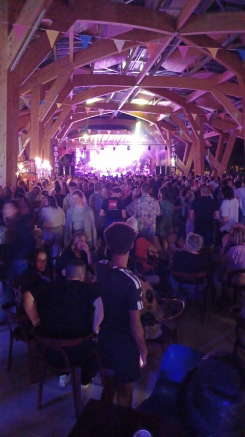 Les danseurs se sont régalés bien à l'abri sous la nouvelle halle