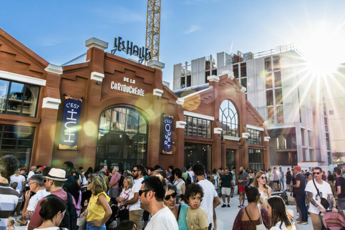 Le bâtiment des Halles est l'un des derniers ateliers d'un ensemble industriel destiné pendant deux siècles à la production de pièces d'armement pour les armes françaises