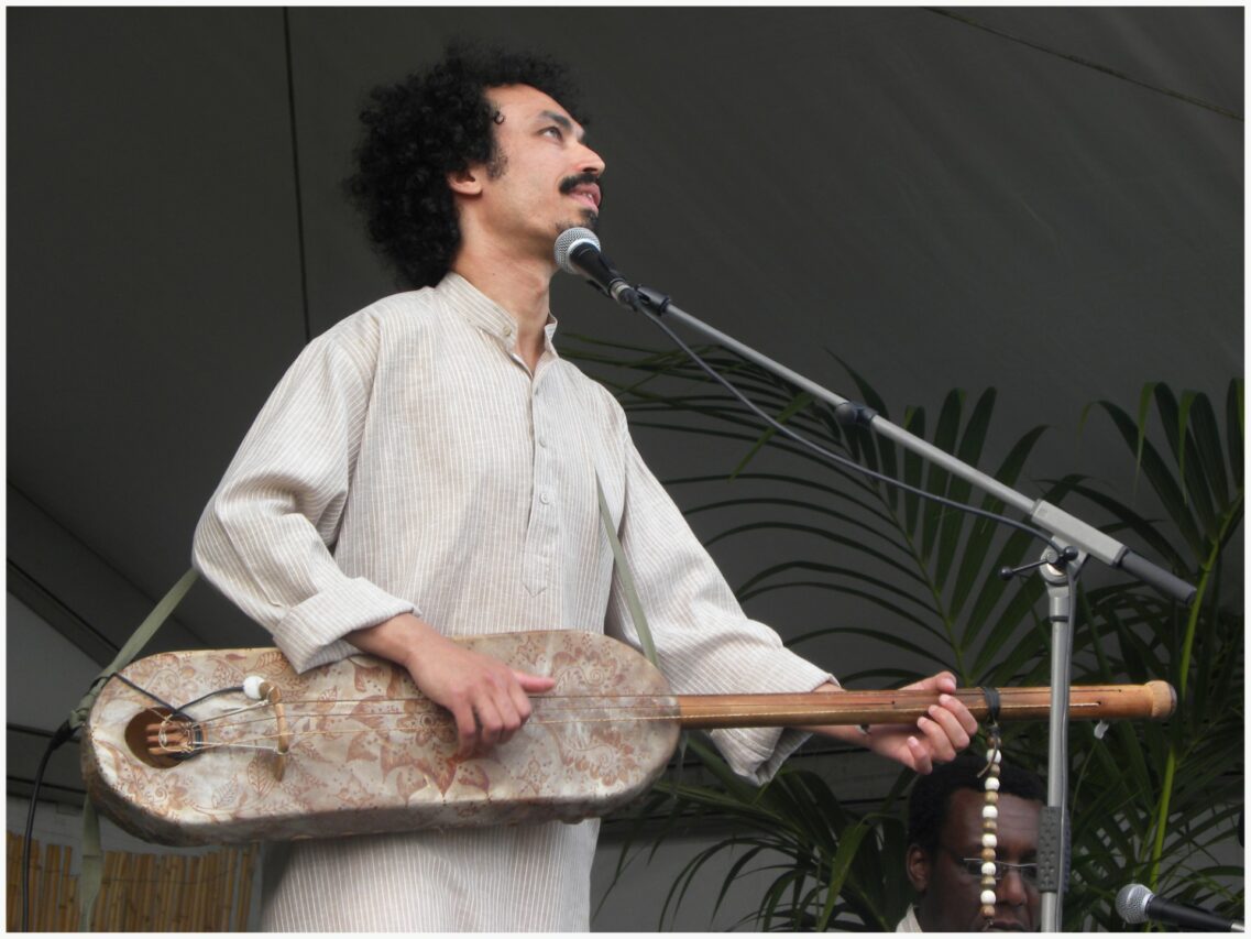 Mounaïm Rabahi est un percussionniste, musicien et chanteur, Gnawide de formation. Il exprime son expression artistique musicale au travers de l’Afro-descendance et les transversalités culturelles.