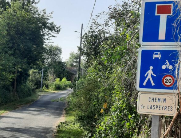 Priorité aux piétons à Aulon sur le chemin de Laspeyres.