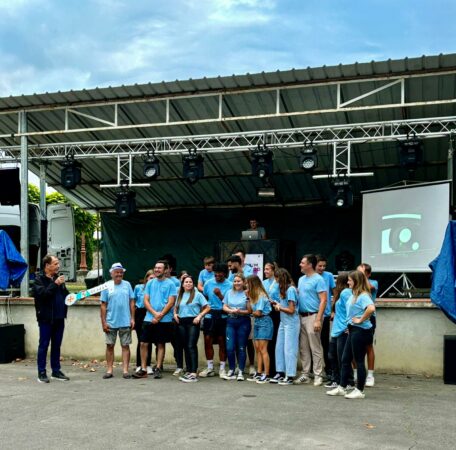 Le maire de Blajan J.B. Castex (à g) remet officiellement les clés du village au comité des fêtes.